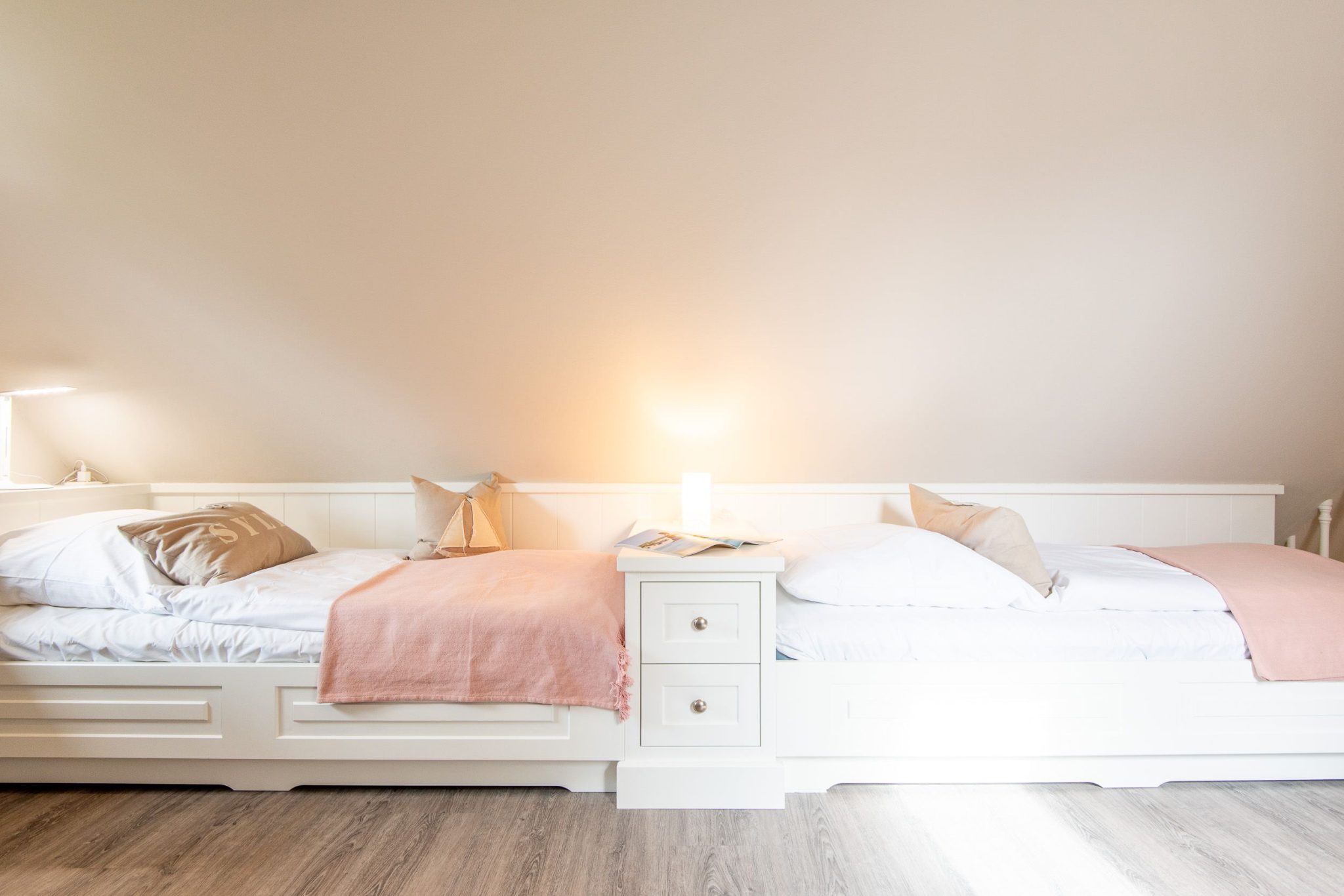 Schlafzimmer mit zwei Einzelbetten in Ferienhaus auf Sylt