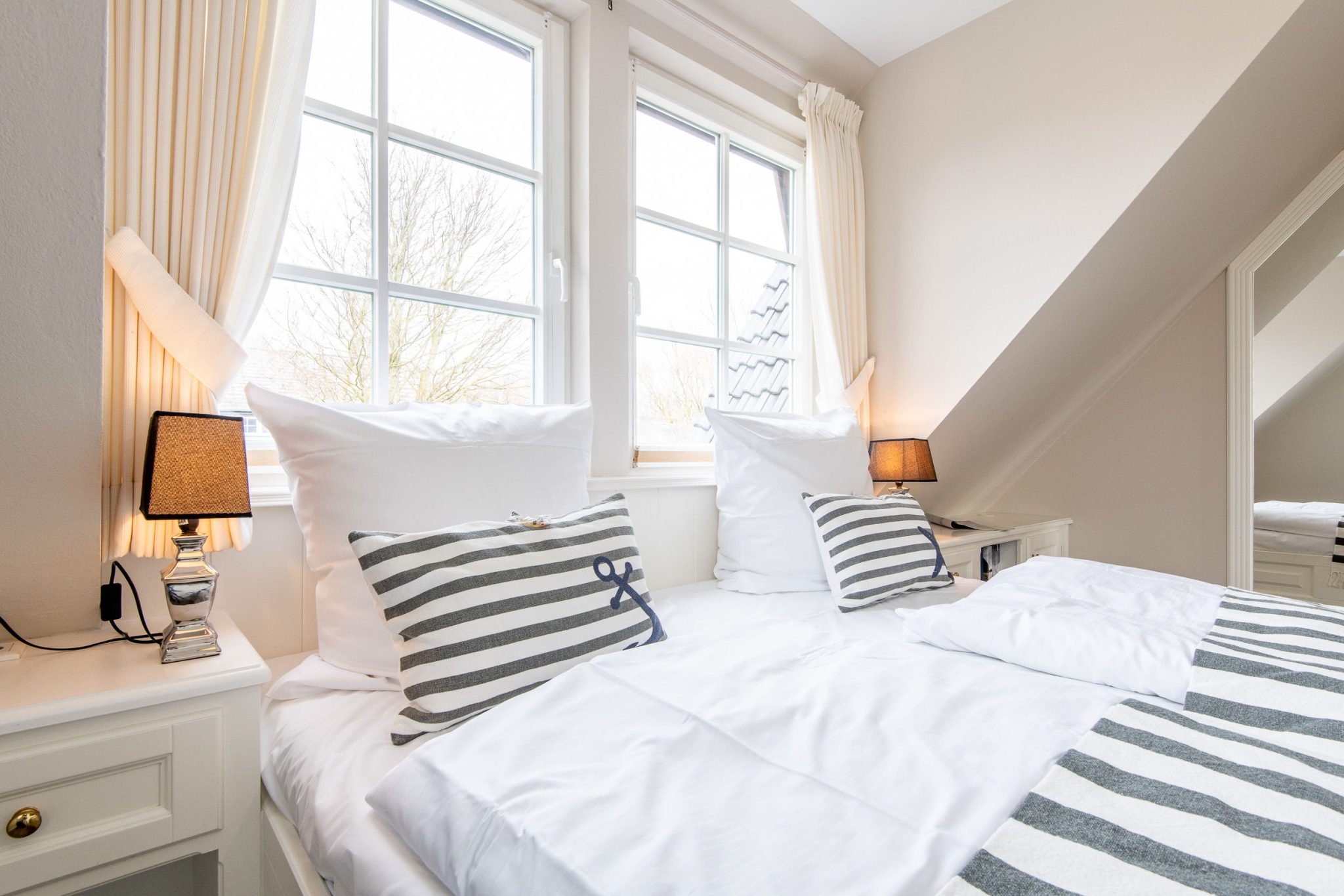 Schlafzimmer mit Doppelbett in Ferienhaus auf Sylt