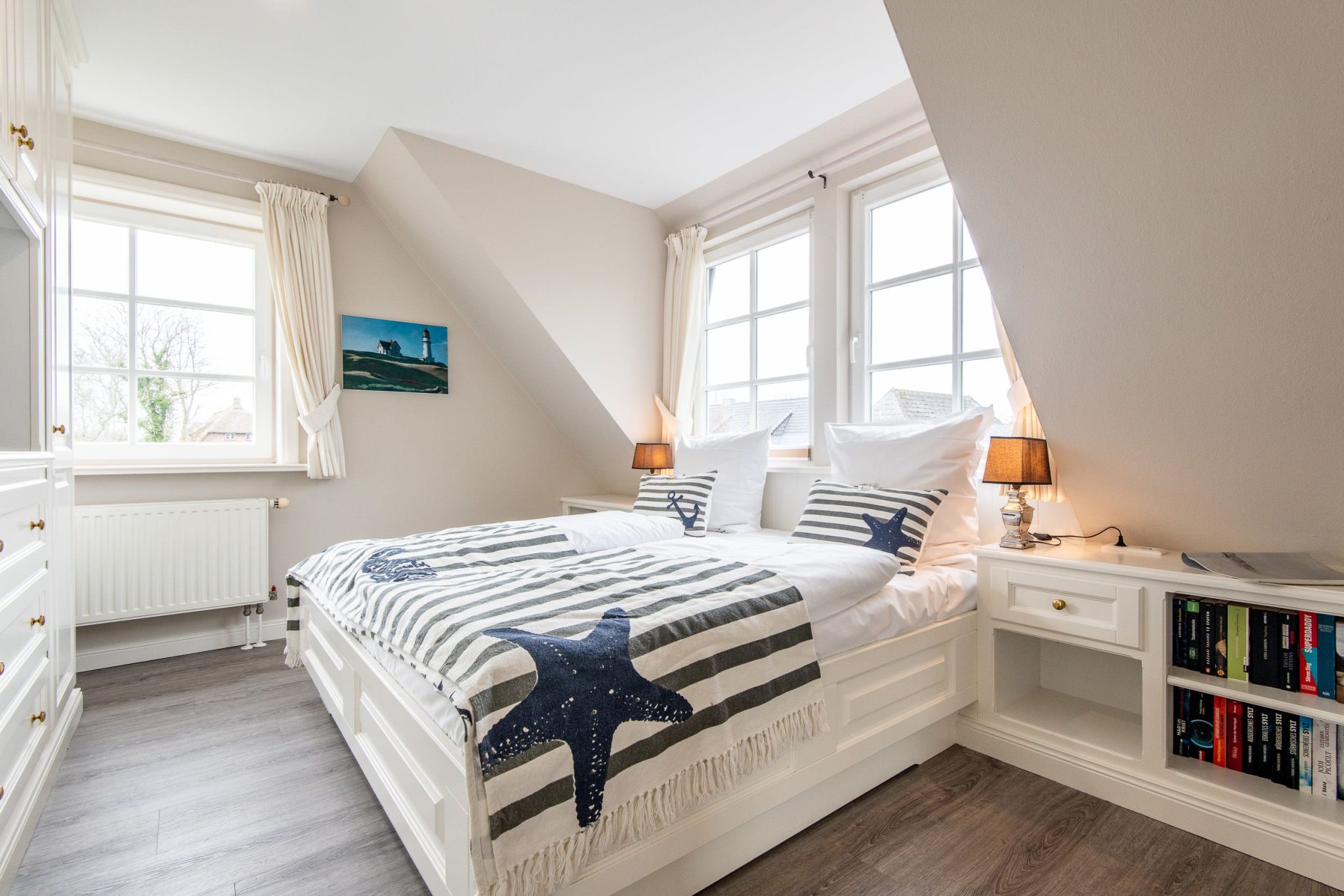 Schlafzimmer mit Doppelbett in Ferienhaus auf Sylt