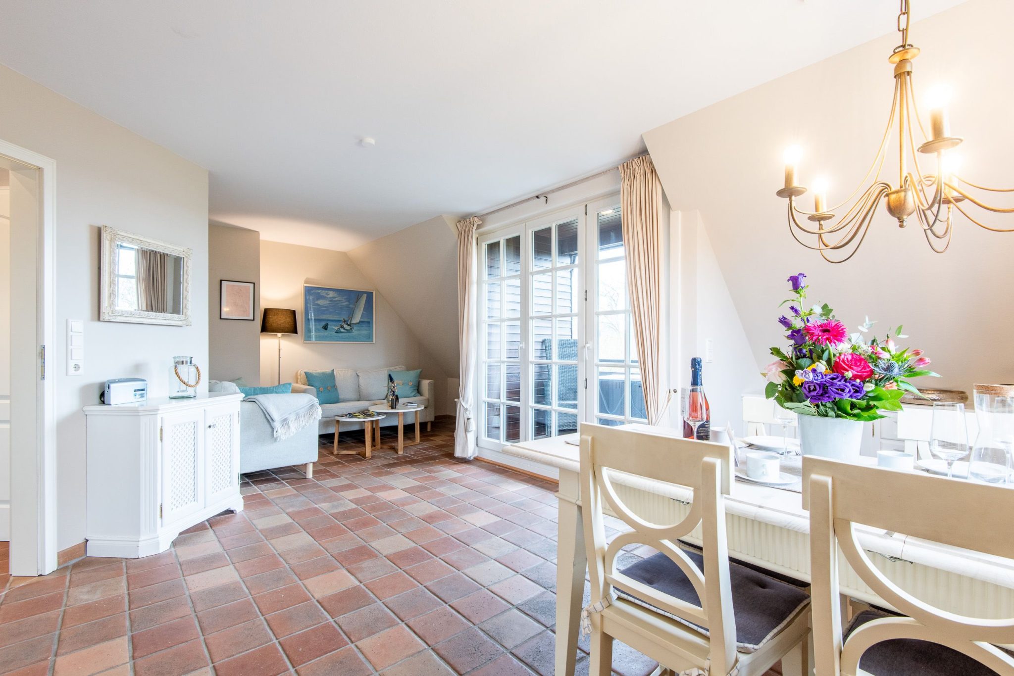 Sofa und Esstisch in Ferienhaus auf Sylt