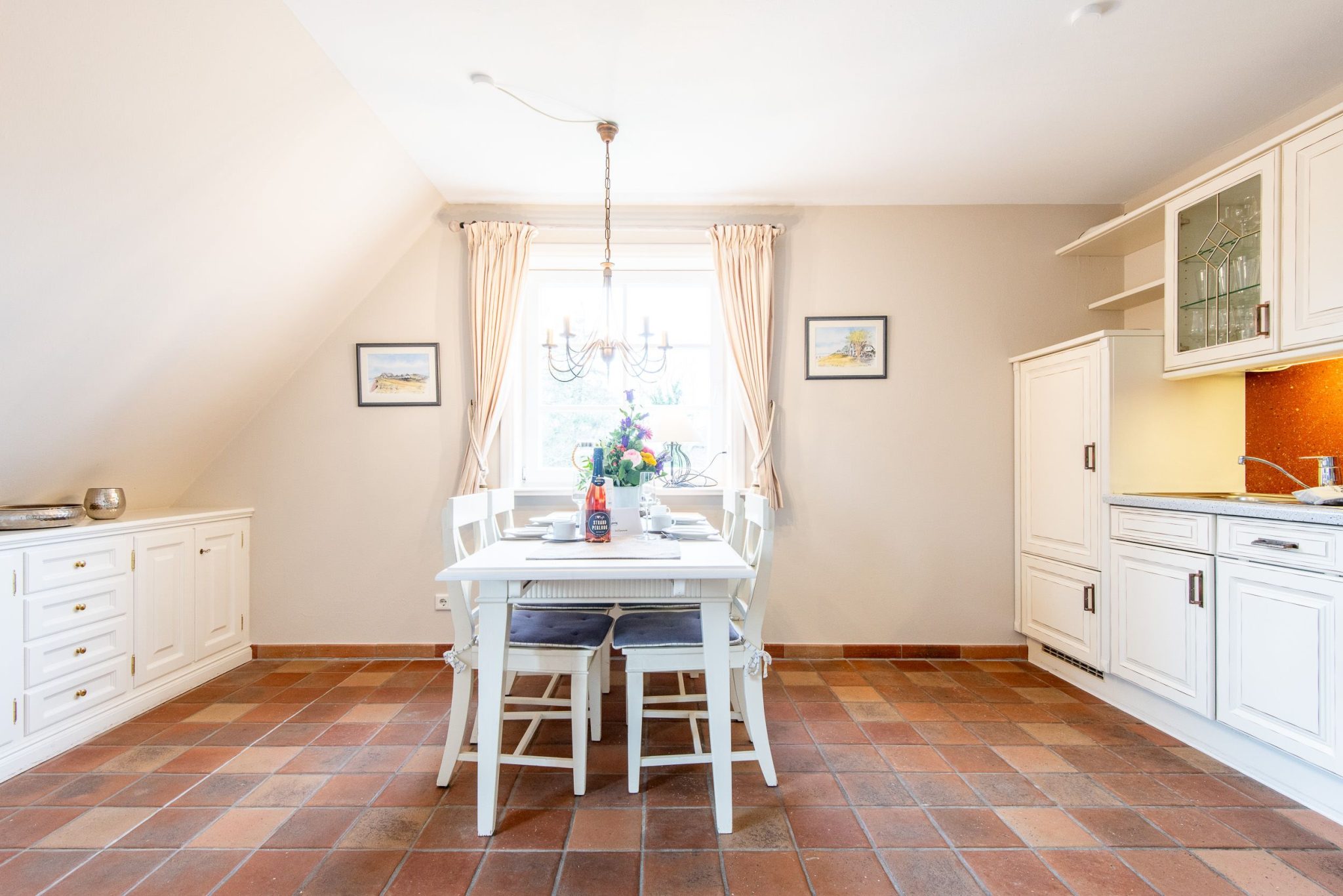 Esstisch und offene Küche in Ferienhaus auf Sylt