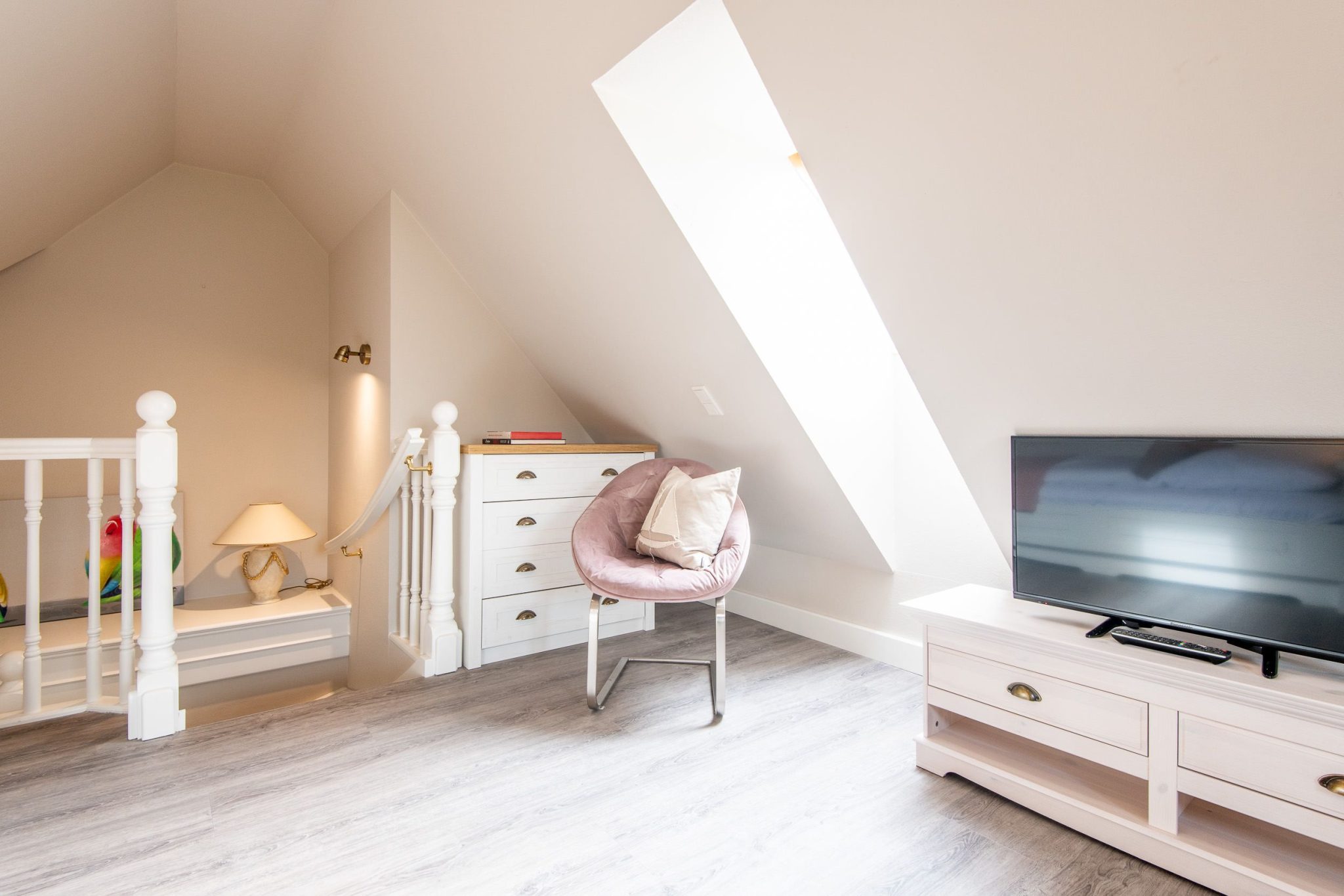 Schlafzimmer mit Fernseher in Ferienhaus auf Sylt