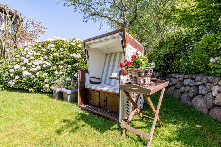Strandkorb in Garten in Ferienhaus auf Sylt