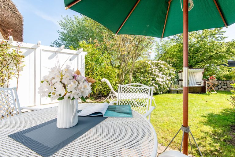 Garten mit Strandkorb in Ferienhaus auf Sylt