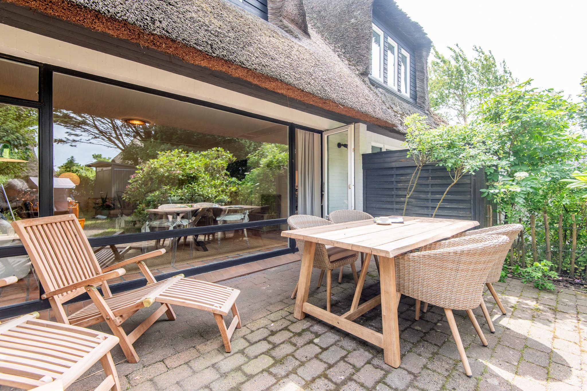 Terrasse mit Gartenmöbeln in Ferienhaus auf Sylt