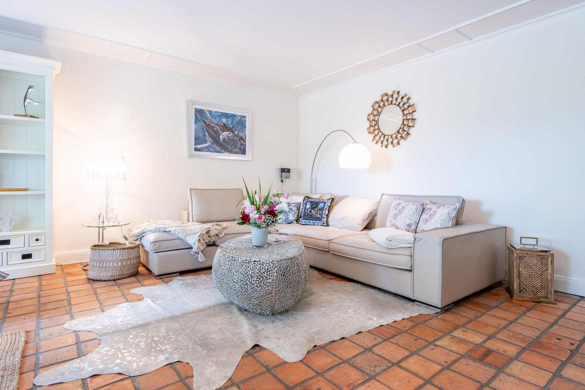Wohnzimmer mit Sofa in Ferienhaus auf Sylt