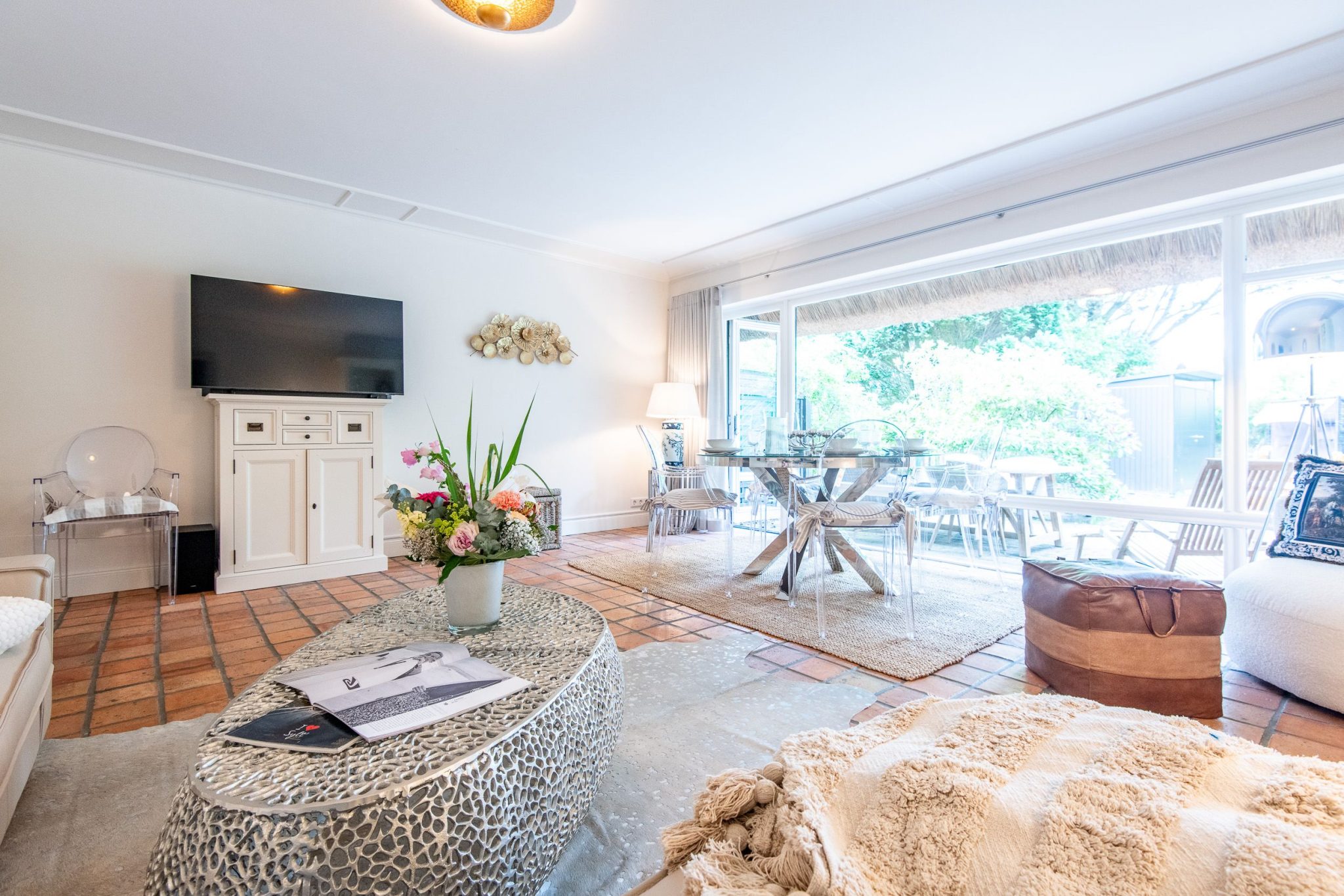 Wohnbereich mit Fernseher und Essbereich in Ferienhaus auf Sylt