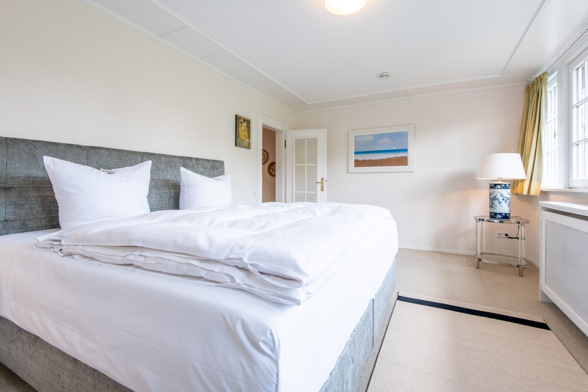 Schlafzimmer mit Doppelbett in Ferienhaus auf Sylt