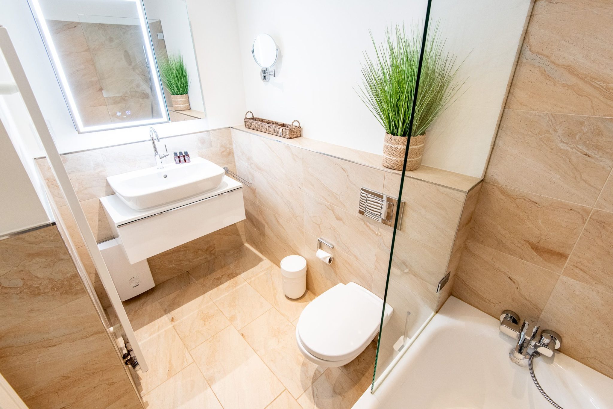 Badezimmer mit Badewanne in Ferienhaus auf Sylt