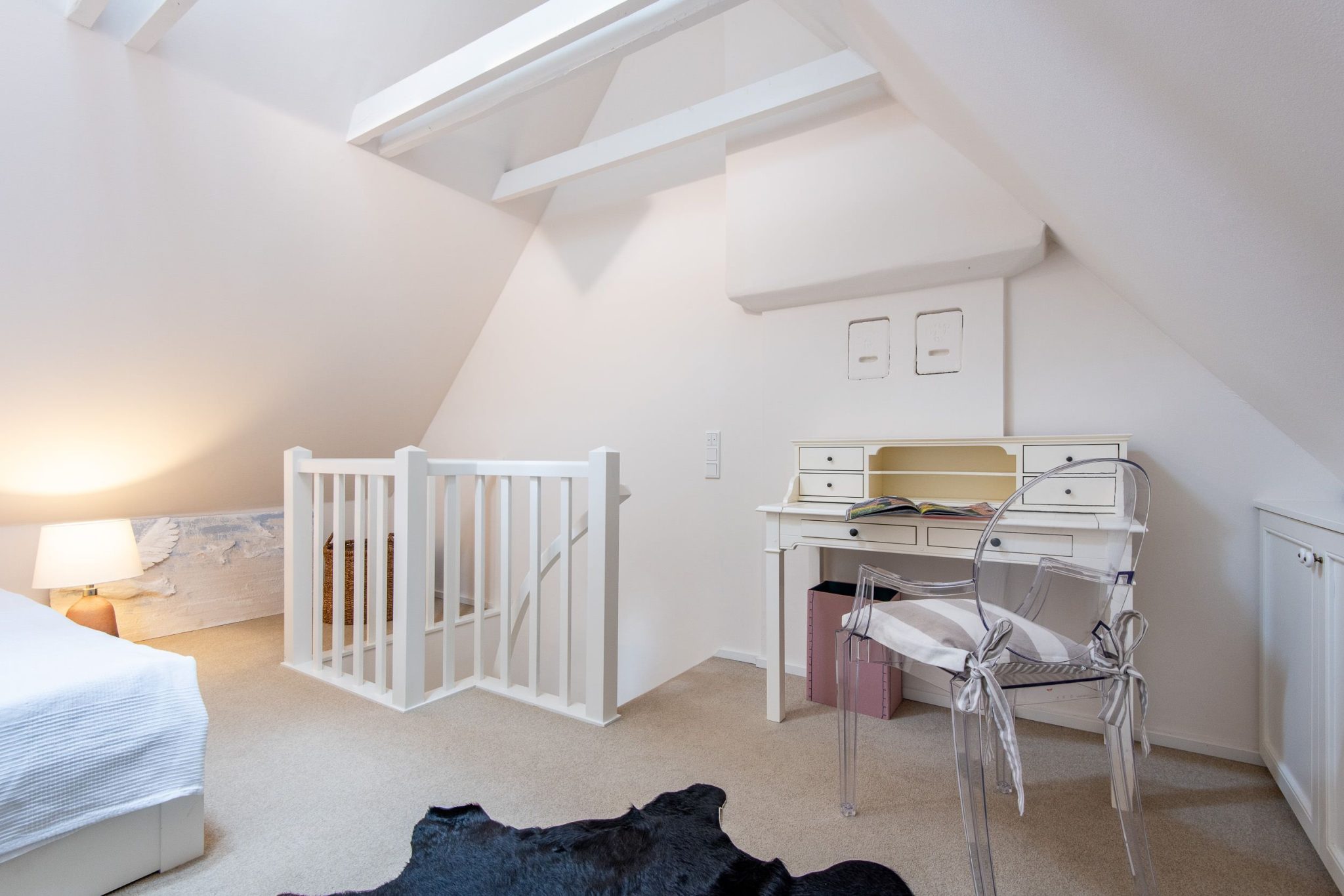 Schlafzimmer mit Schreibtisch in Ferienhaus auf Sylt