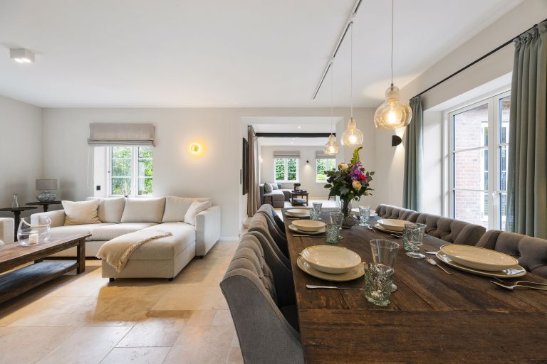 Sofa und Esstisch in Ferienhaus auf Sylt