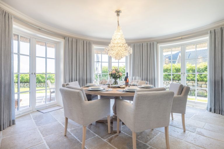 Esstisch mit Stühlen in Ferienhaus auf Sylt