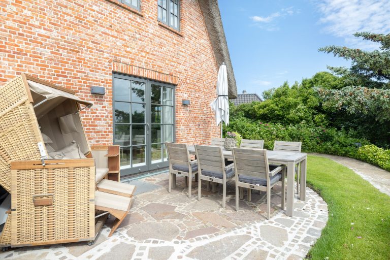 Strandkorb und Esstisch in Ferienhaus auf Sylt