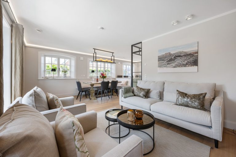 Wohnzimmer mit Sofa in Ferienhaus auf Sylt