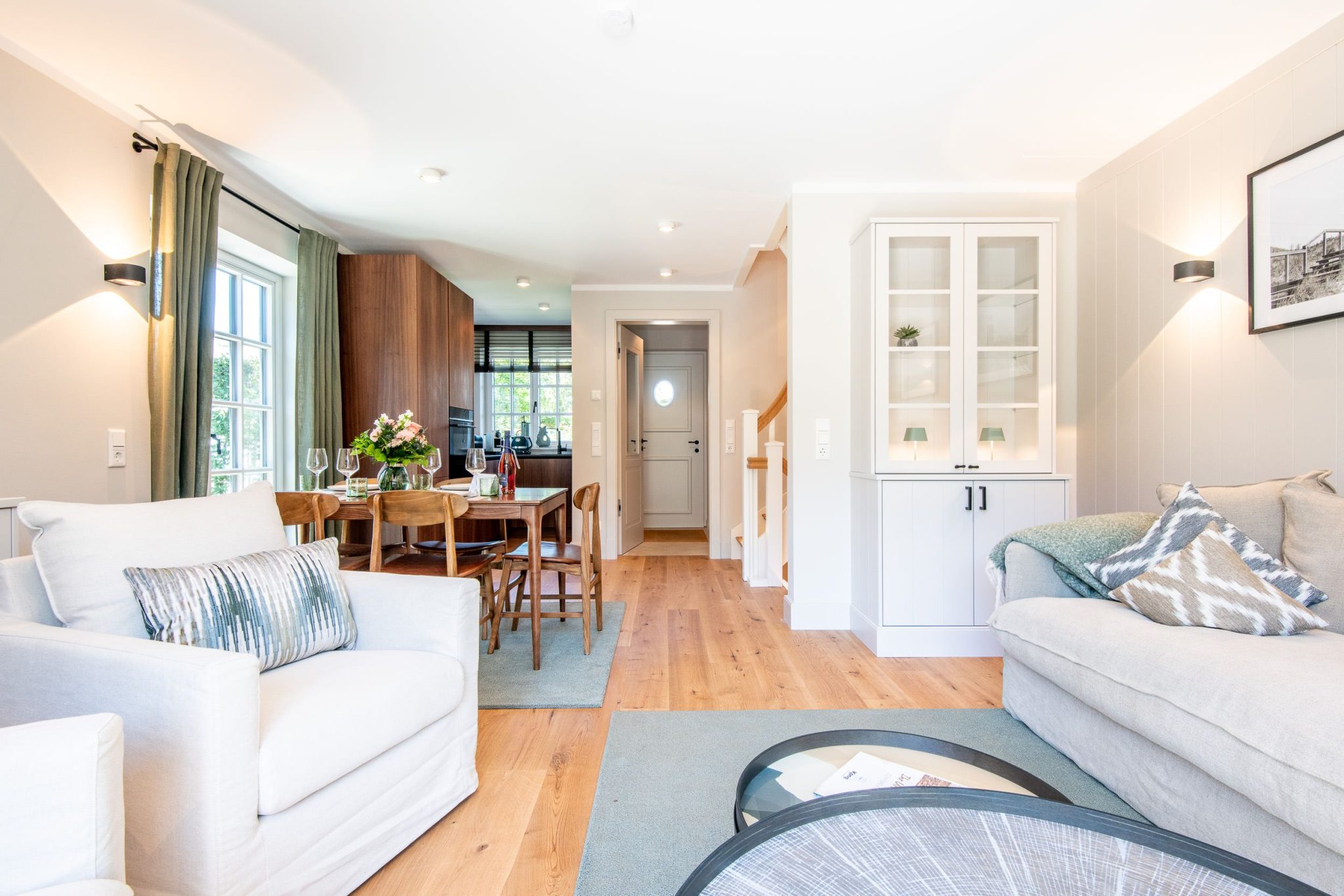 offener Wohnbereich mit Küche und Esszimmer und Sofa in Ferienhaus auf Sylt