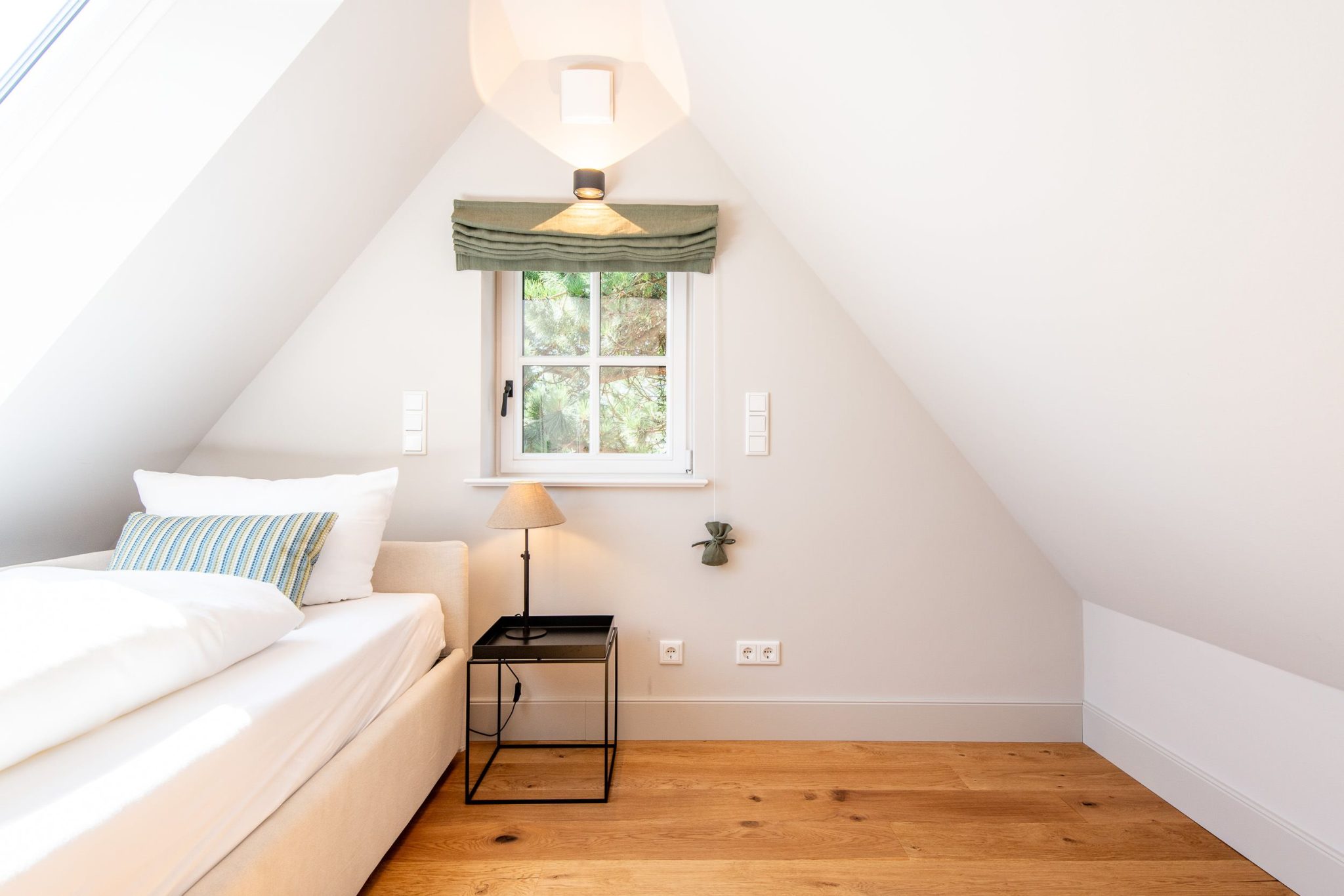 Schlafzimmer mit Einzelbett in Ferienhaus auf Sylt
