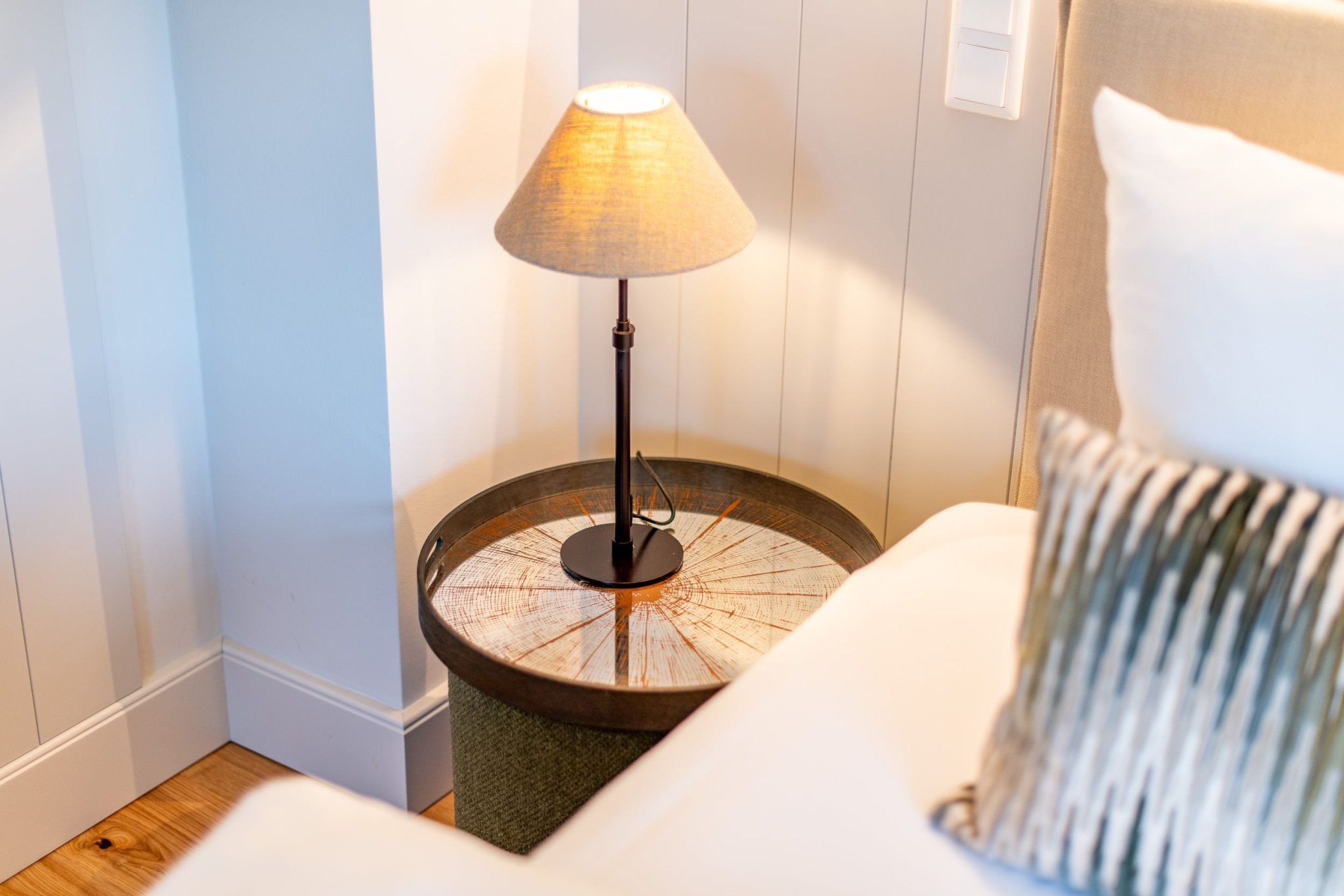 Schlafzimmer mit Nachttisch in Ferienhaus auf Sylt