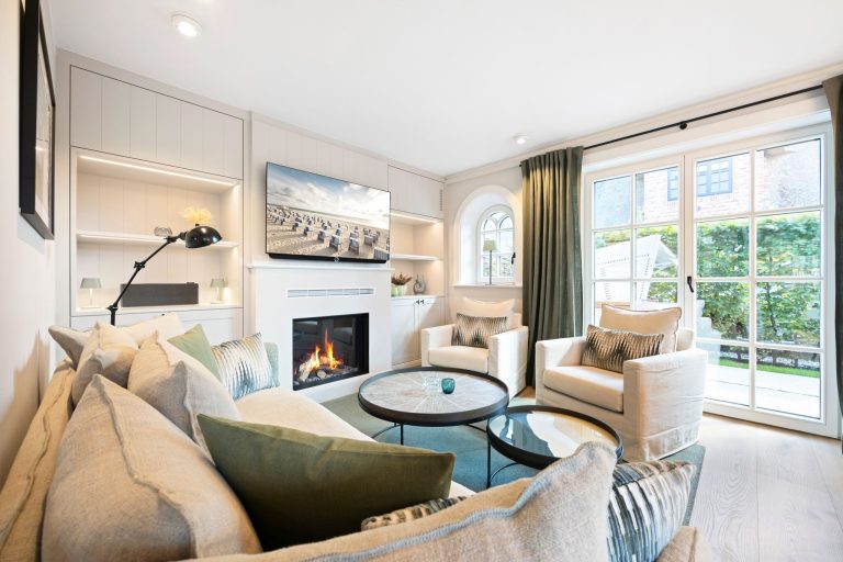 Sofa und Fernseher mit Sessel in Ferienhaus auf Sylt