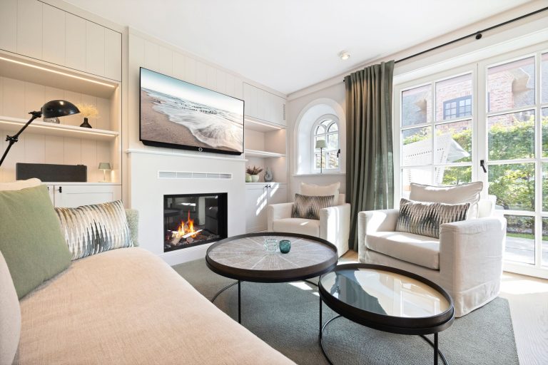 Sessel und Sofa mit Fernseher in Ferienhaus auf Sylt