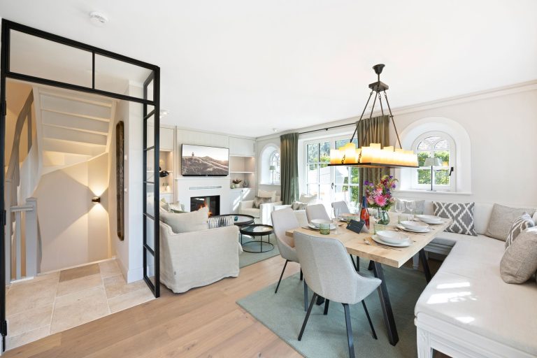 Sitzbank und Fernseher in Ferienhaus auf Sylt