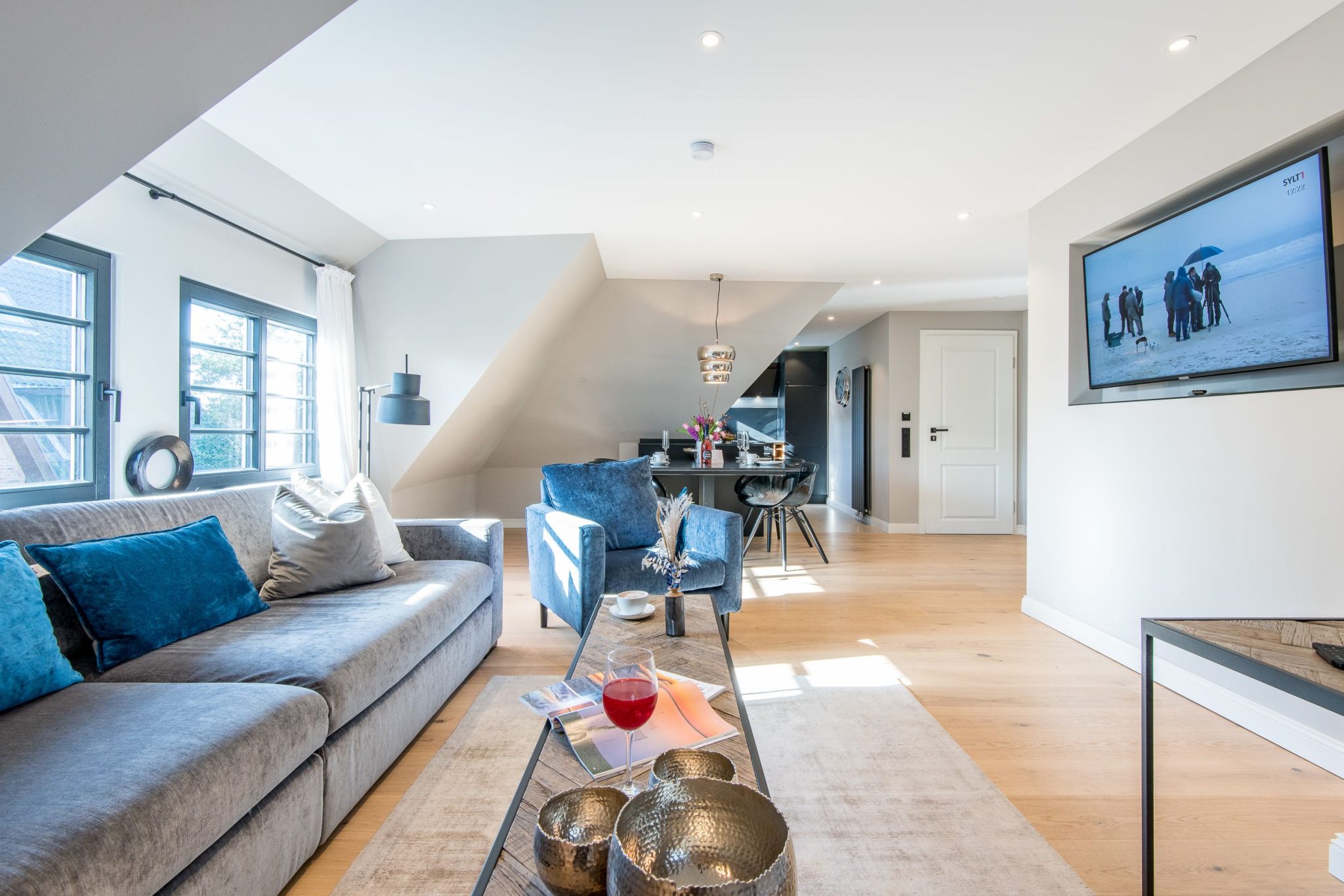 Wohnzimmer mit Sofa und Fernseher in Ferienhaus auf Sylt