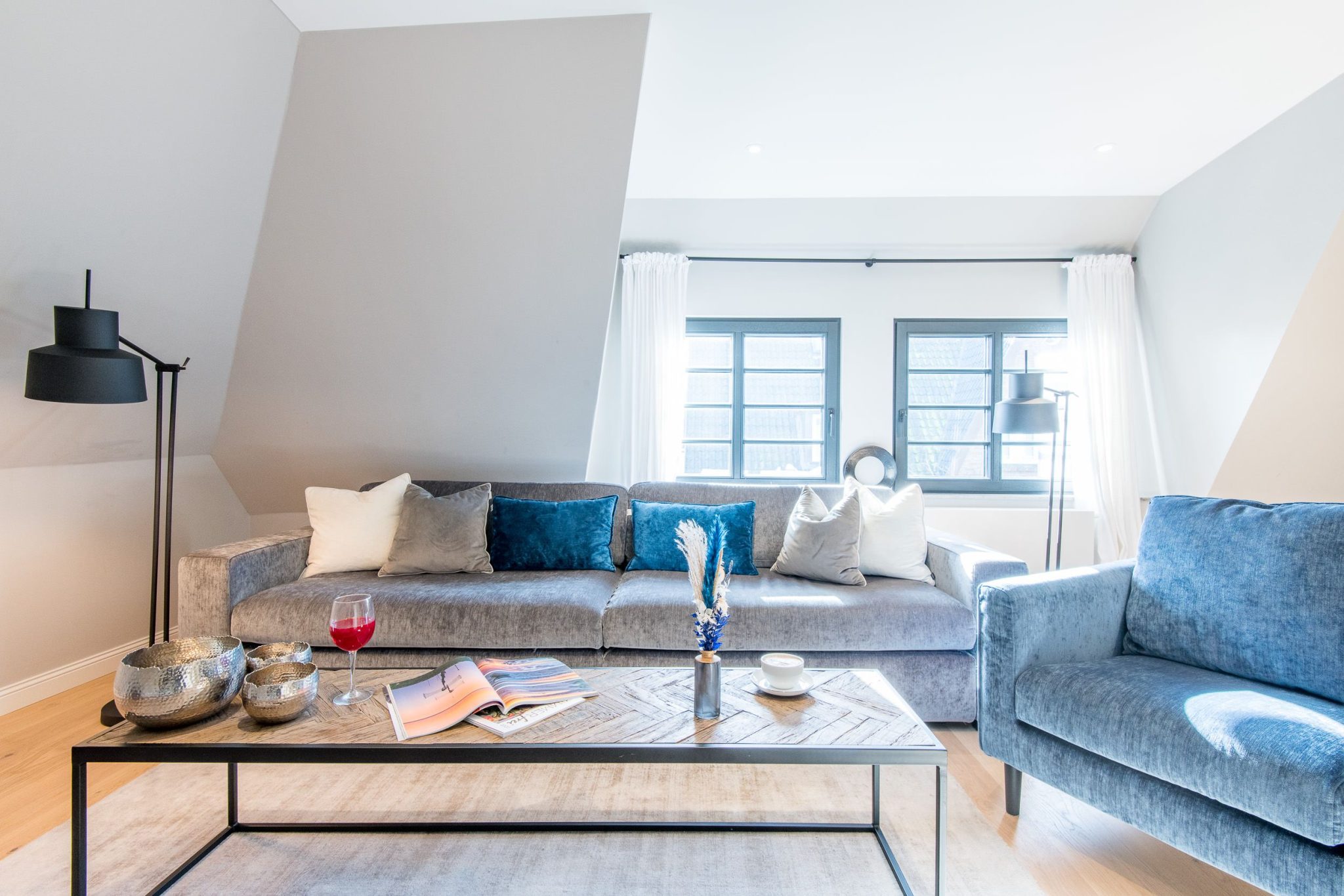 Wohnzimmer mit Sofa und Sessel in Ferienhaus auf Sylt