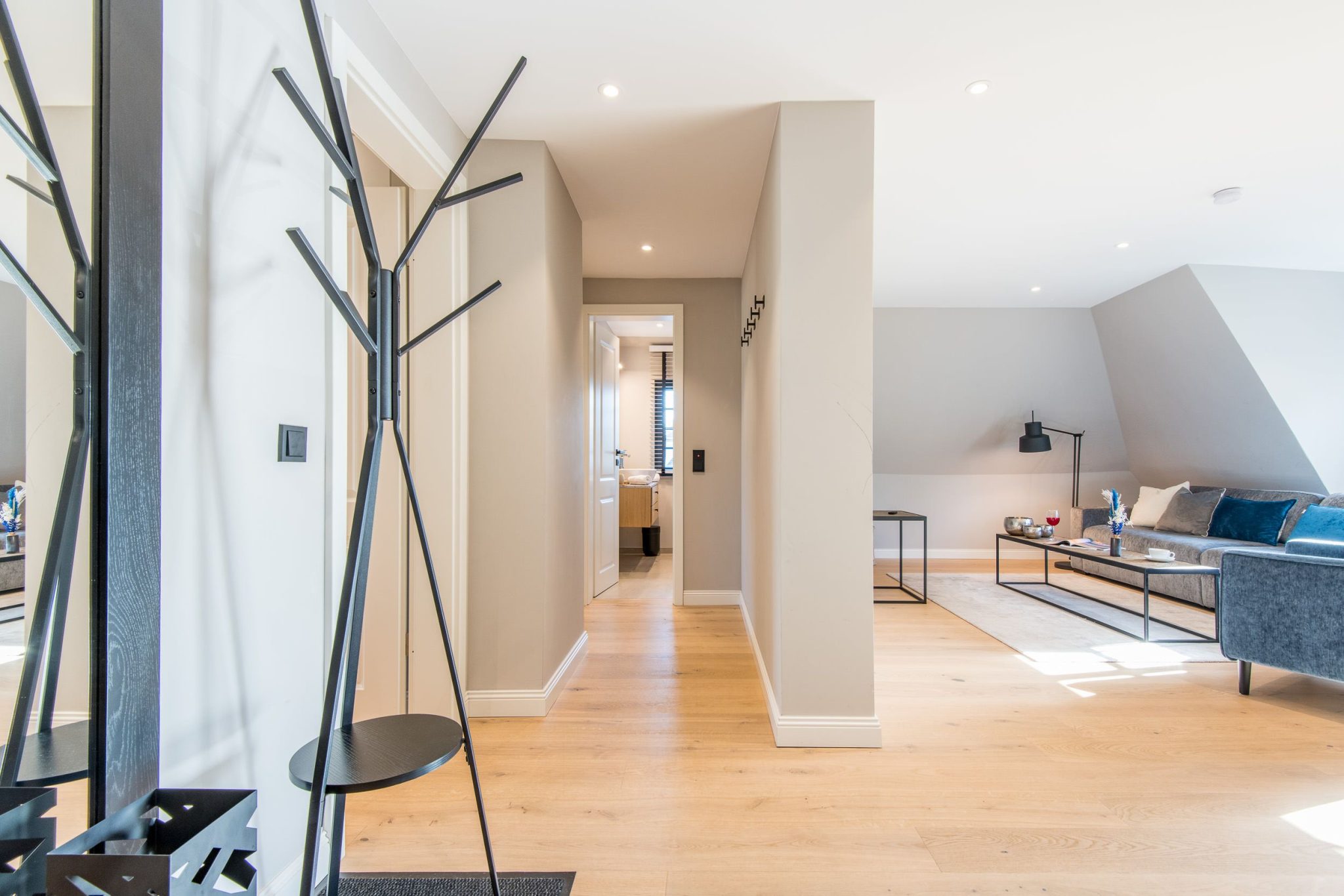 Sofa und Kleiderhaken in Ferienhaus auf Sylt