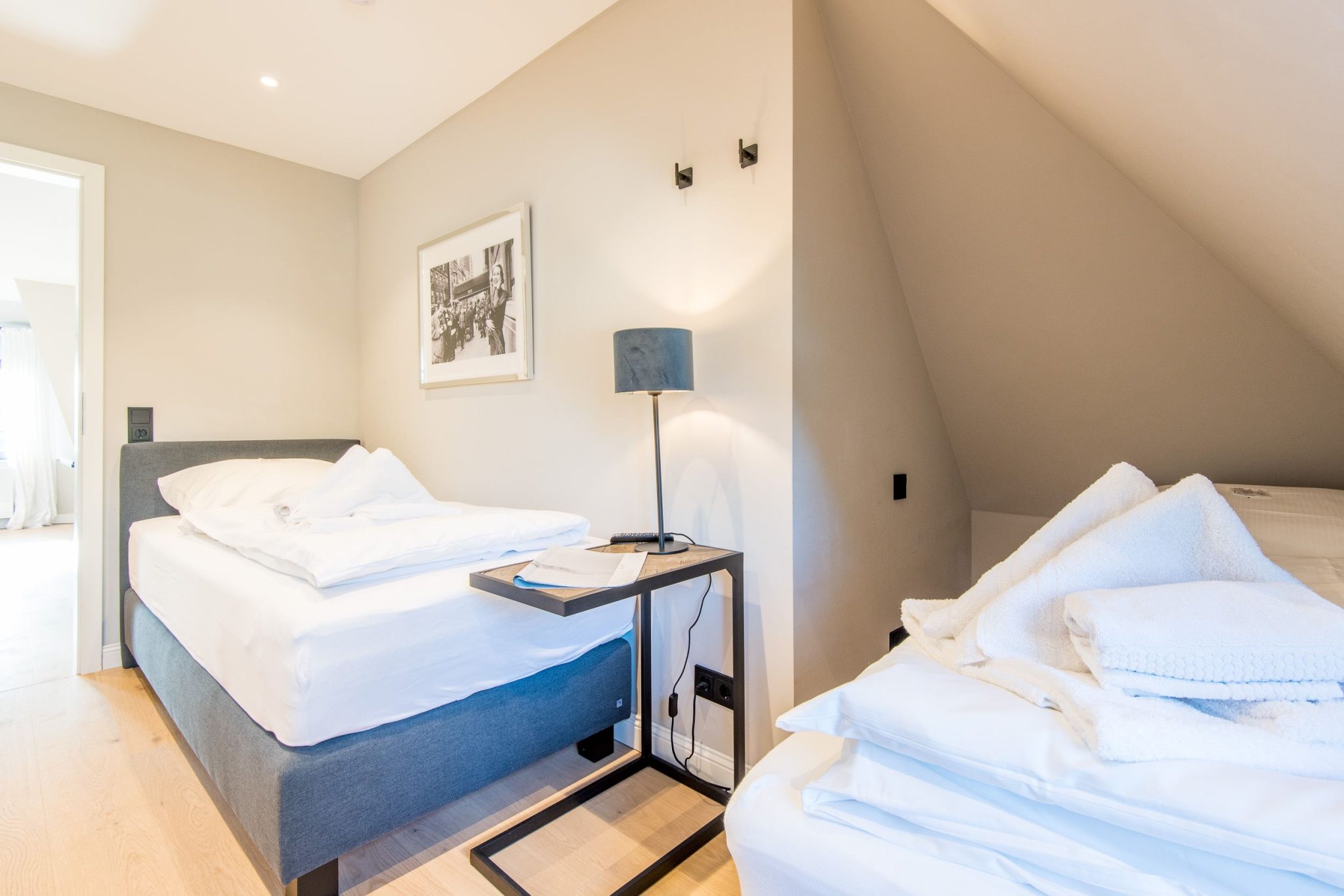 Zwei Einzelbetten in Schlafzimmer in Ferienhaus auf Sylt