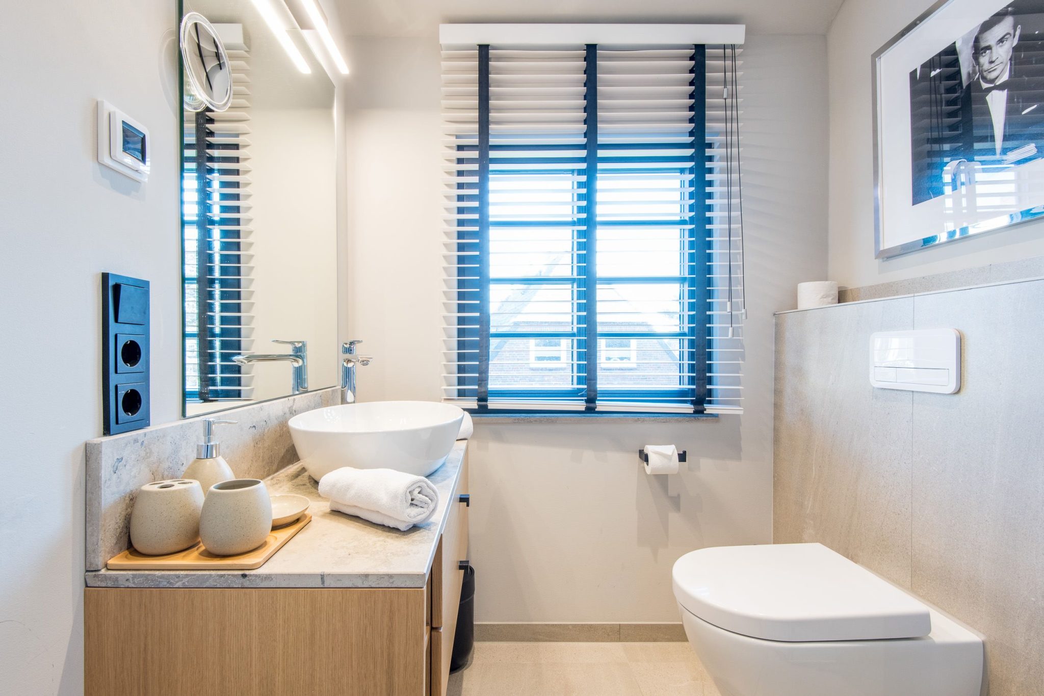 Badezimmer mit Spiegel in Ferienhaus auf Sylt