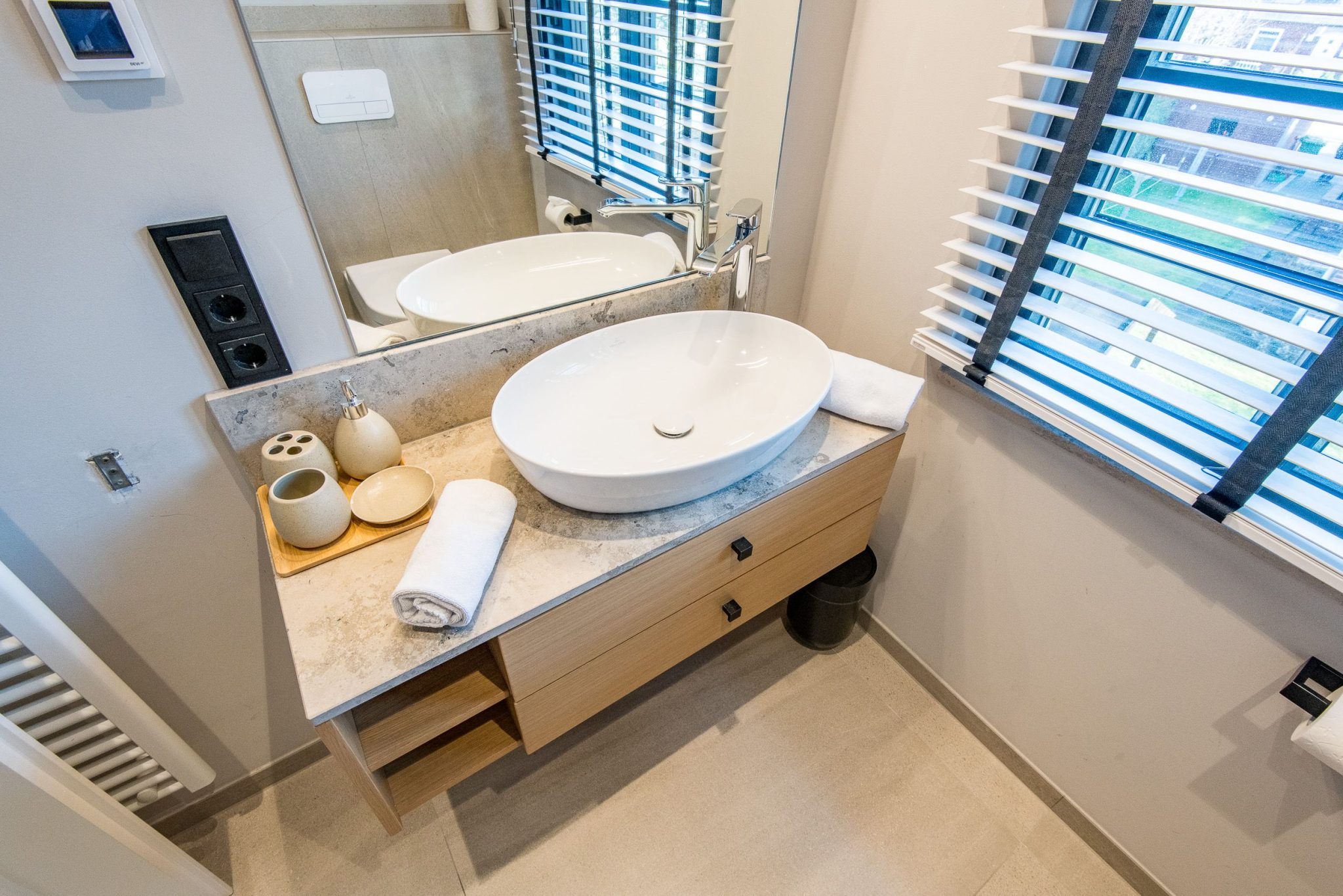 Badezimmer mit Spiegel in Ferienhaus auf Sylt