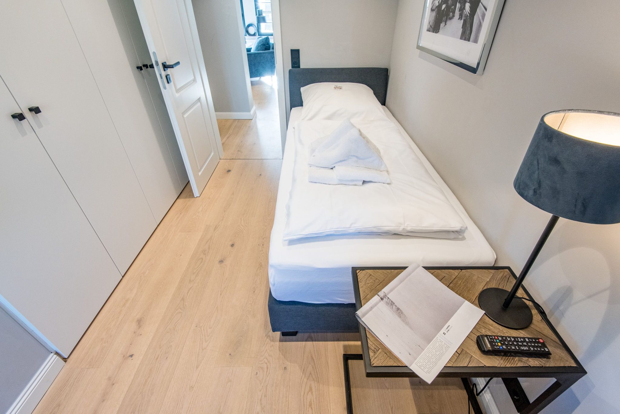 Schlafzimmer mit Einzelbett und Kleiderschrank in Ferienhaus auf Sylt
