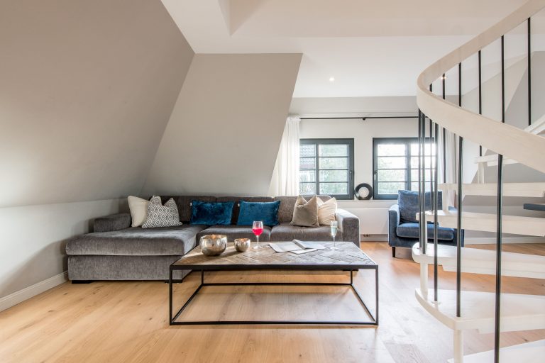 Wohnzimmer mit Sofa in Ferienhaus auf Sylt