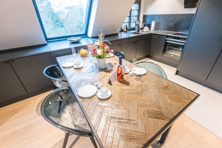 Esstisch und Küche in Ferienhaus auf Sylt