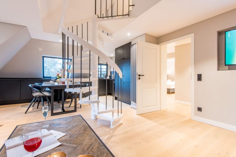 Wendeltreppe und Küche in Ferienhaus auf Sylt