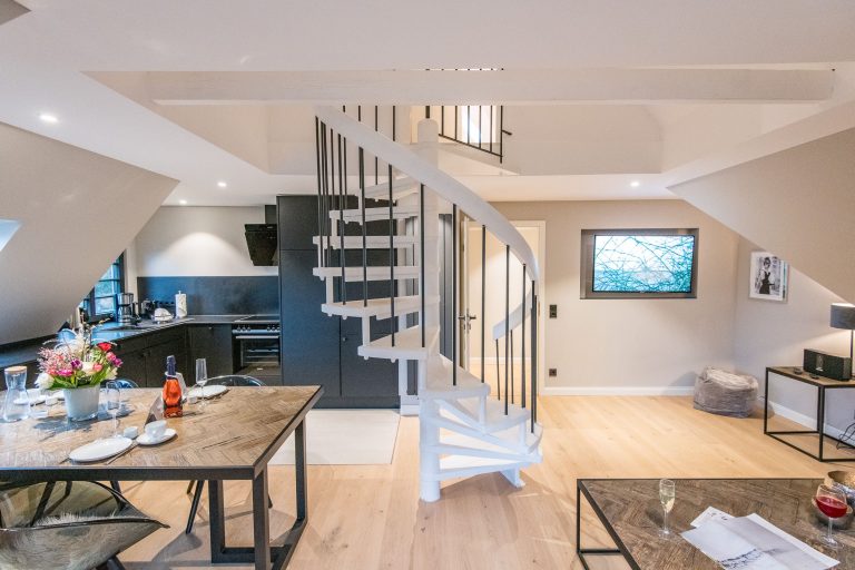 Wendeltreppe und Küche in Ferienhaus auf Sylt