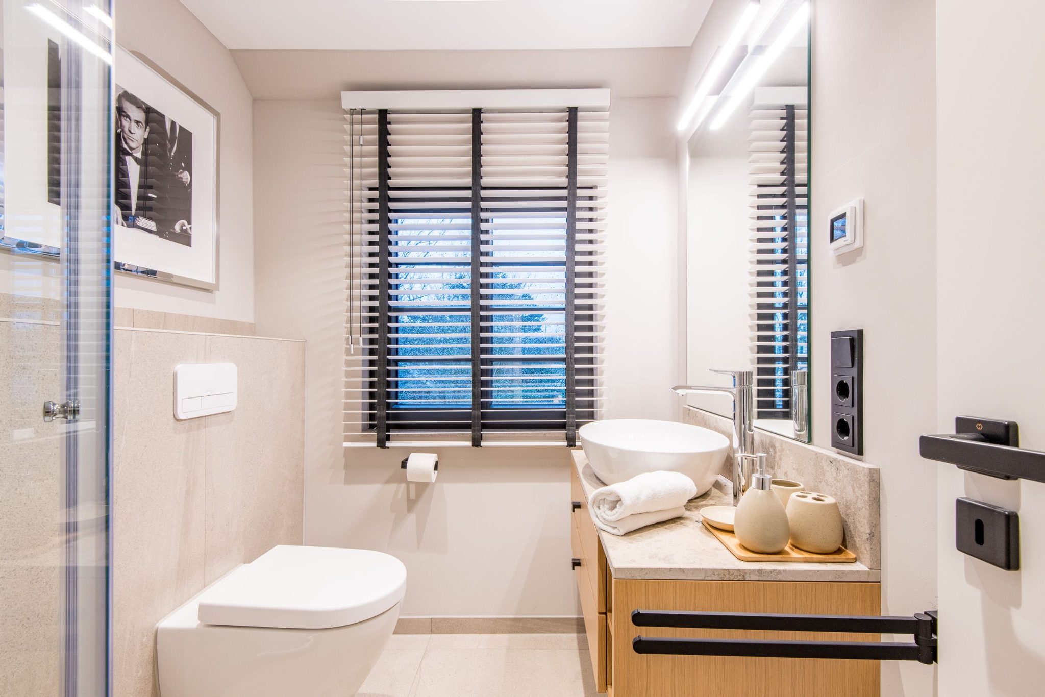 Badezimmer mit Spiegel in Ferienhaus auf Sylt