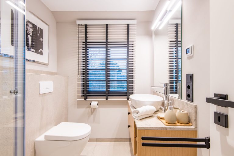 Badezimmer mit Spiegel in Ferienhaus auf Sylt