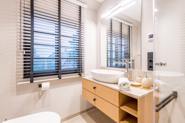 Badezimmer mit Spiegel und Dusche in Ferienhaus auf Sylt