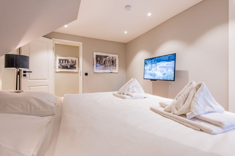 Schlafzimmer mit Fernseher in Ferienhaus auf Sylt