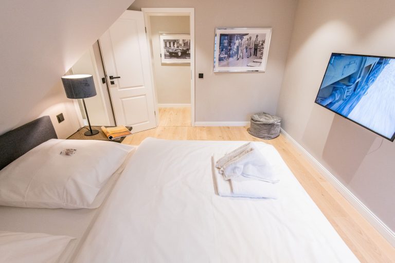 Schlafzimmer mit Fernseher in Ferienhaus auf Sylt