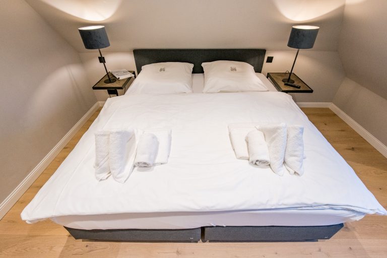 Schlafzimmer mit Doppelbett in Ferienhaus auf Sylt