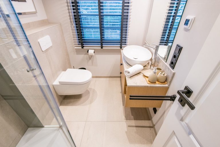 Badezimmer mit Spiegel in Ferienhaus auf Sylt
