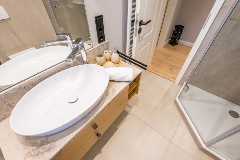 Badezimmer mit Dusche in Ferienhaus auf Sylt
