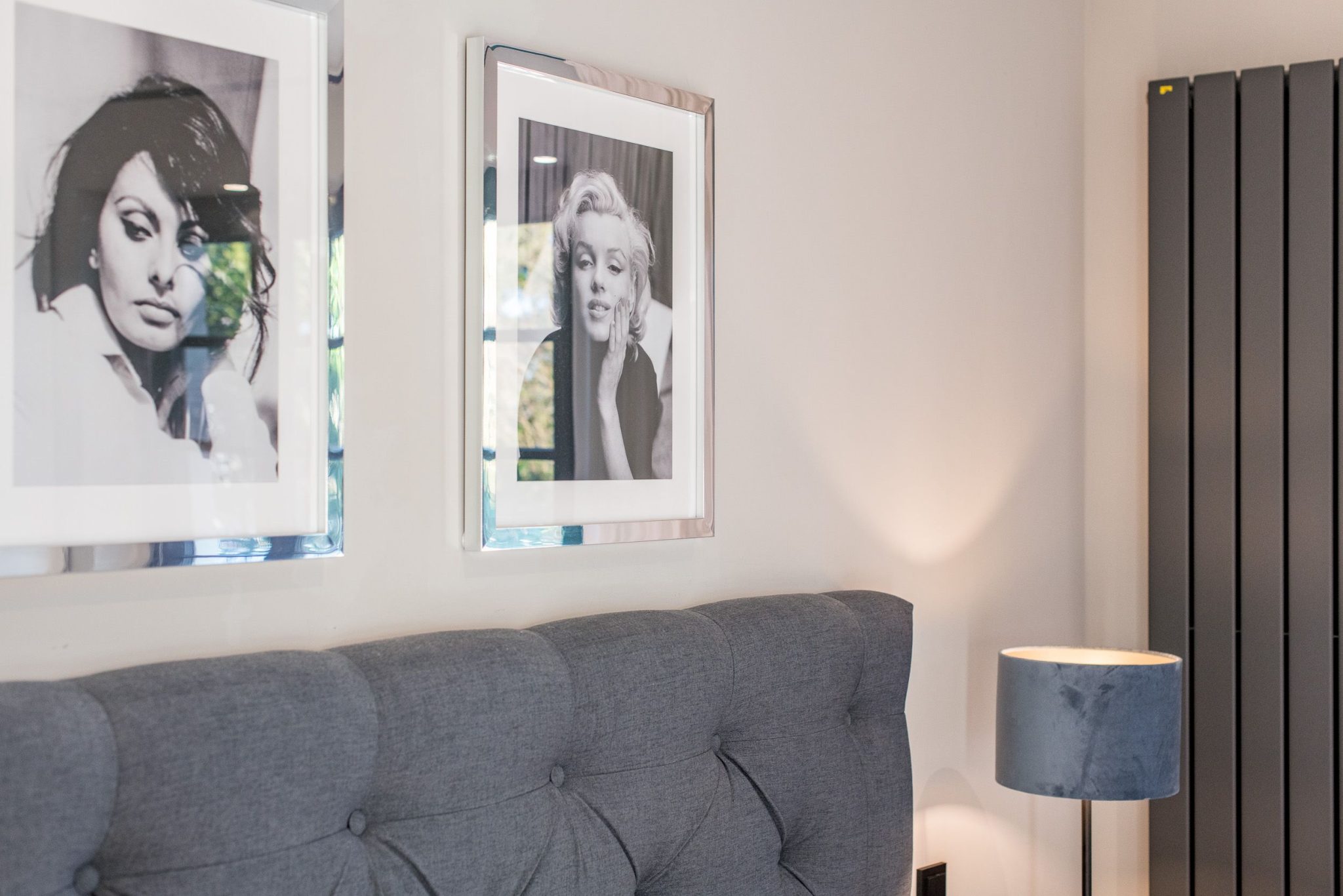 Bett und Lampe in Ferienhaus auf Sylt