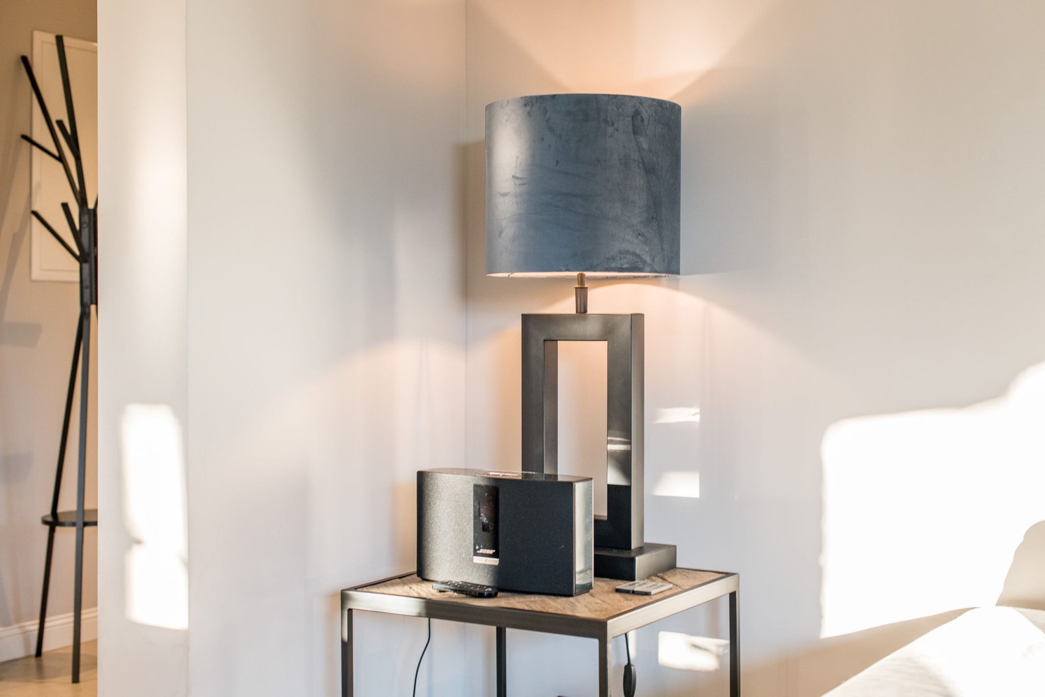 Lampe und Radio in Ferienhaus auf Sylt