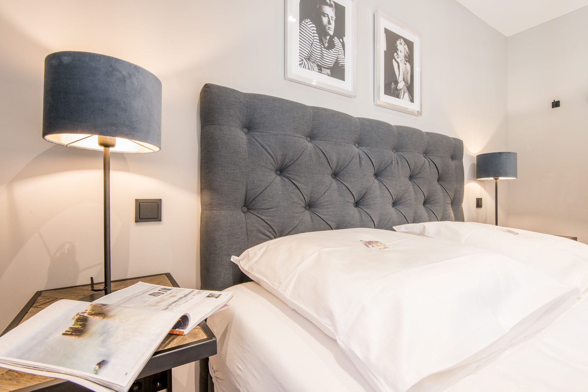 Doppelbett und Nachttisch in Ferienhaus auf Sylt