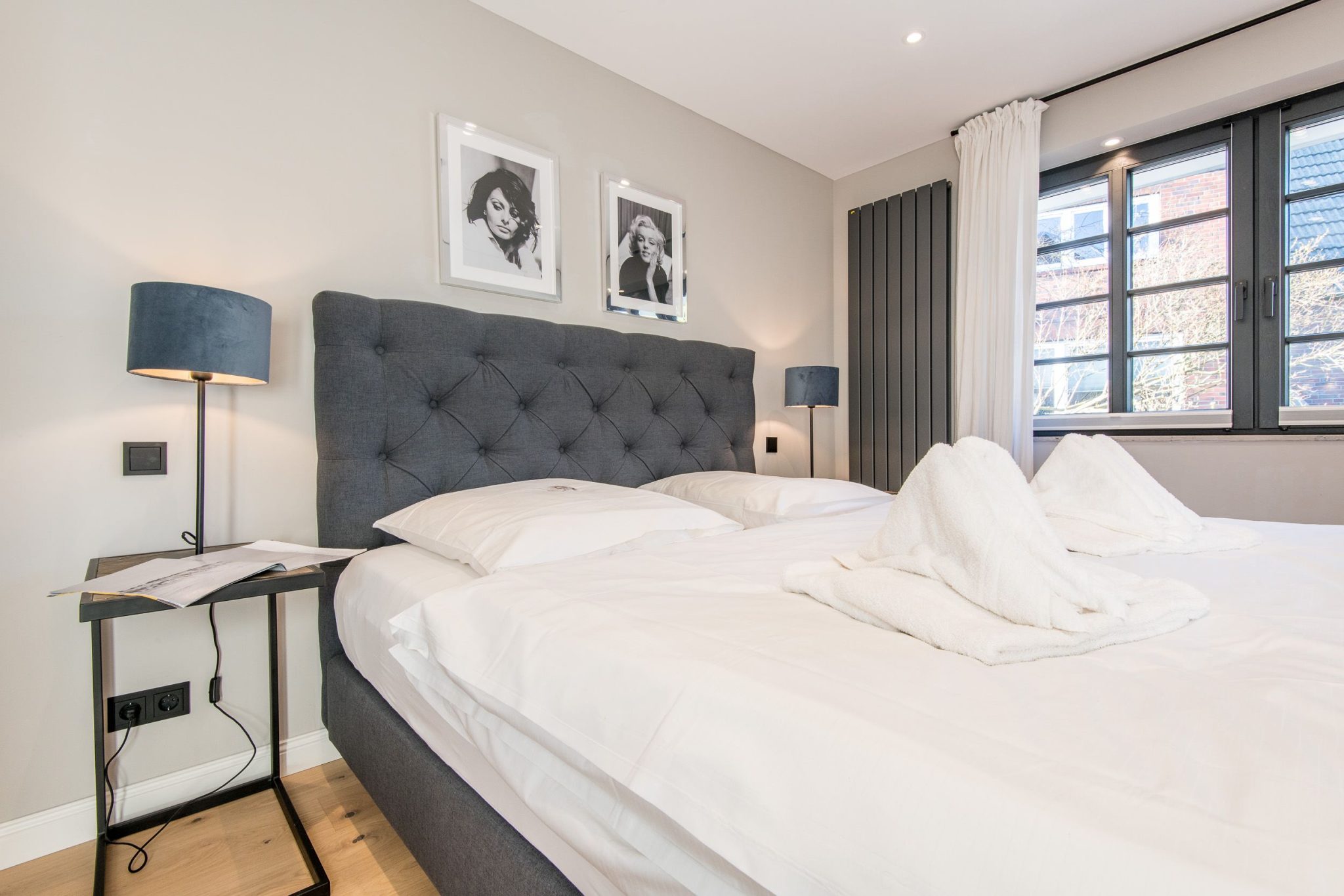 Doppelbett und Nachttisch in Ferienhaus auf Sylt