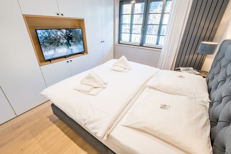 Schlafzimmer mit Doppelbett in Ferienhaus auf Sylt