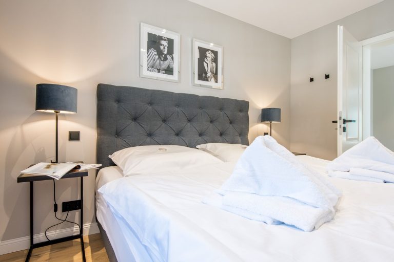 Schlafzimmer mit Doppelbett in Ferienhaus auf Sylt