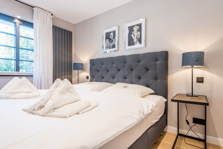Badezimmer mit Doppelbett in Ferienhaus auf Sylt
